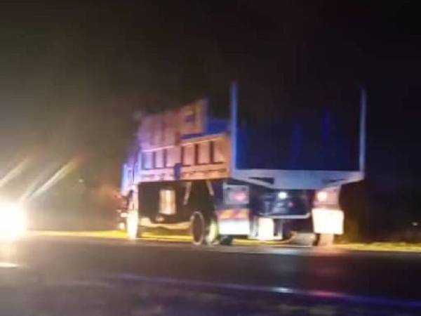 Lori yang dipandu lelaki berusia 22 tahun cuba meloloskan diri ketika dikejar dari Simpang Renggam.