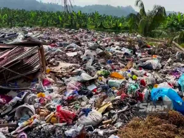 Keadaan tanah lapang yang menjadi lokasi pembuangan sampah haram.