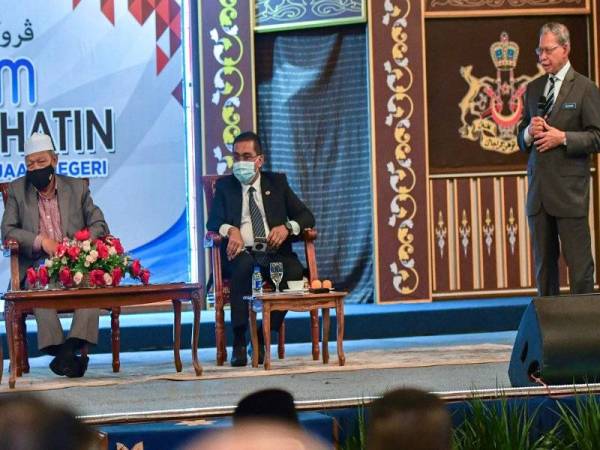 Takiyuddin dan Mustapa menyampaikan taklimat kepada ketua-ketua agensi kerajaan negeri dan kerajaan Persekutuan di Dewan Utama, Kompleks Kota Darul Naim. Turut hadir Menteri Besar Kelantan Datuk Ahmad Yakob (kiri). Foto Bernama