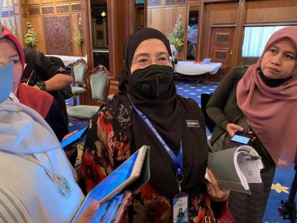 Dr Selasawati (tengah) ketika ditemui pemberita selepas taklimat di Dewan Utama Kompleks Kota Darul Naim pada Ahad.