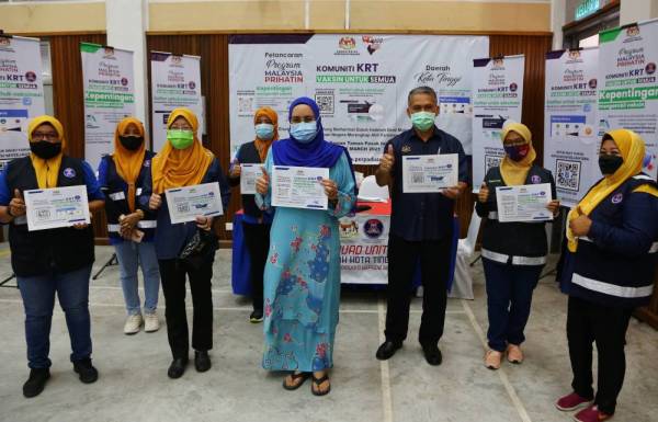 Halimah Mohamed Sadique (empat dari kanan) bergambar bersama ahli KRT di 'booth' Vaksin Untuk Semua' pada Program Bantuan Persekolahan Kepada Pelajar Sekolah Menengah, Sekolah Rendah dan Starter Kit Tabika Perpaduan di Dewan Muafakat Johor, Taman Pasak Indah, Kota Tinggi pada Ahad. -Foto Bernama
