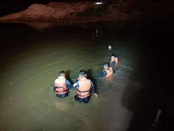 Anggota bomba menemukan mayat mangsa di dasar Sungai Tebrau berhampiran jambatan di Jalan Desa Mutiara, Johor Bahru pada malam Ahad.