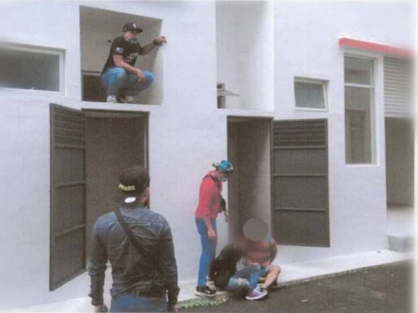 Kedua-dua suspek berjaya ditahan anggota polis yang melakukan rondaan di Taman Megah Ria, Masai pada Sabtu.