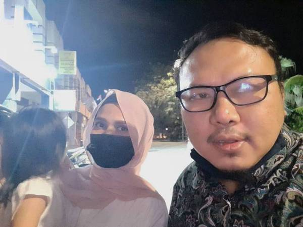 Muhammad Faiz (kanan) dan isteri tampil membuat laporan polis di IPD Kuantan pada malam Sabtu.