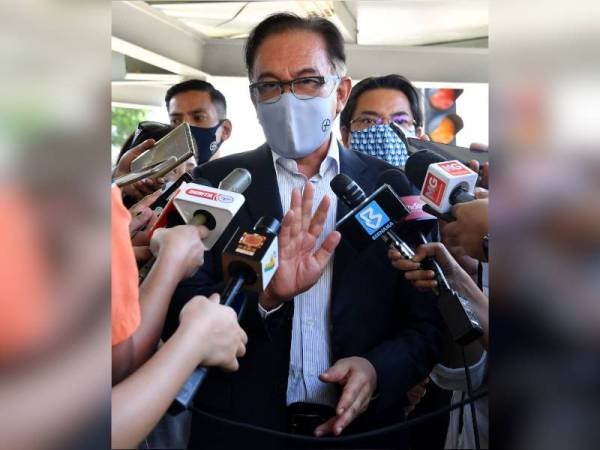 Presiden Parti Keadilan Rakyat (PKR) Datuk Seri Anwar Ibrahim bercakap kepada pemberita selepas hadir ke Suruhanjaya Pencegahan Rasuah Malaysia (SPRM) untuk bertemu Ketua Pesuruhjaya SPRM hari ini.  - Foto Bernama