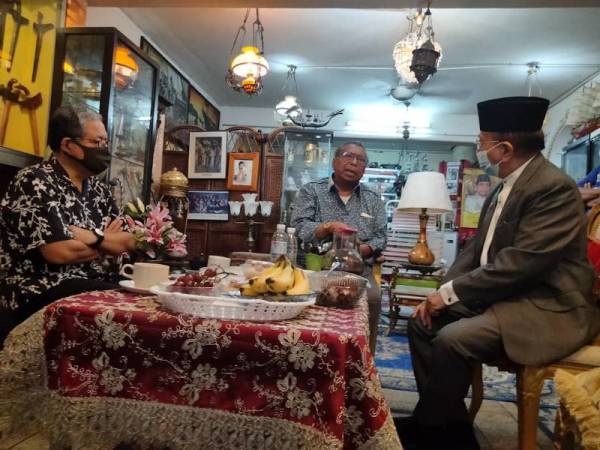 Rahman B (tengah) ketika menerima lawatan Rais (kanan) dan Johan (kiri) di kediamannya di Kampung Baru, Kuala Lumpur pada Isnin.