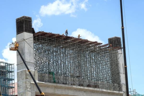 Para pekerja kontraktor kelihatan melakukan kerja-kerja pembinaan jalan raya di sekitar Jalan Tun Razak hari ini -Foto Bernama