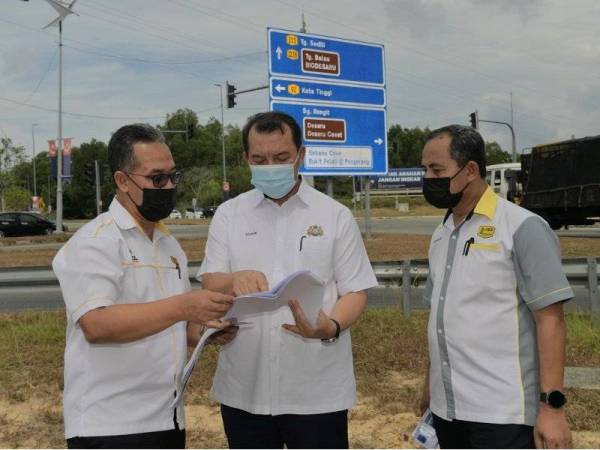 Mohd Solihan (tengah) berbincang bersama Pengarah Pembinaan Pasukan PPIC dan Khas Jalan, Ir Hasmi Ahmad (kiri) dan Jurutera JKR Daerah Kota Tinggi, Normansah Bokhari (kanan) ketika membuat lawatan di Tapak Projek Pembinaan Directional Ramp Persimpangan Lebuhraya Senai-Desaru (SDE) di Plaza Tol Bandar Penawar, Kota Tinggi pada Isnin. - Foto Bernama