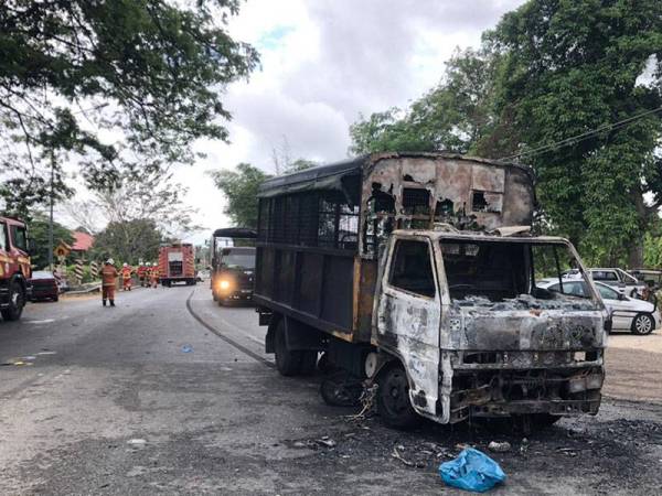Trak polis membawa banduan dalam perjalanan ke Penjara Kuala Krai terbabit kemalangan dan terbakar. Foto: Ihsan pembaca.