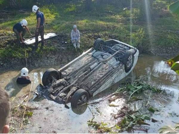 SABAK BERNAM - Berpantang maut sebelum ajal. Demikian nasib seorang pembantu perawatan kesihatan yang terselamat meskipun kereta dipandunya ditenggelami air selepas terjunam ke dalam parit di Jalan Sepintas, Bagan Terap, di sini pada Isnin.