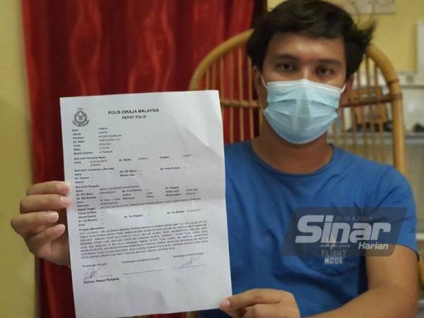 Abdul Halem menunjukkan laporan dibuatnya Sabtu lalu di Balai Polis Daerah Tampin.