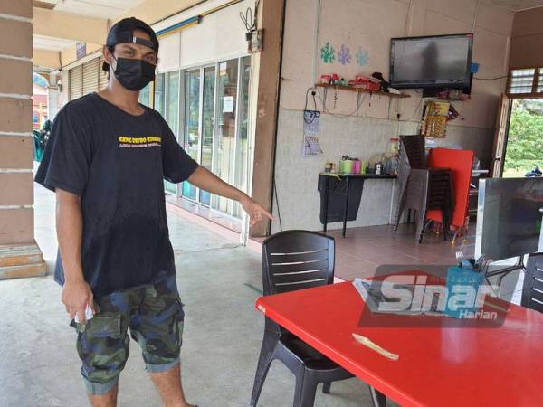 Safwan menunjukkan kerusi Che Som duduk sementara menunggu roti canai siap dan lokasi terakhir dilihat penduduk Taman Desa Permai Repah sebelum dilaporkan hilang.