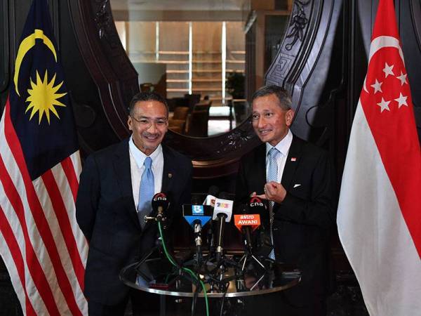 Menteri Luar Malaysia, Datuk Seri Hishammuddin Tun Hussein (kiri) bersama rakan sejawatannya Menteri Luar Singapura, Dr Vivian Balakrishnan mengadakan sidang media bersama selepas mesyuarat dua hala pada Selasa. - Foto Bernama
