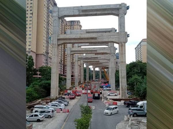 Lokasi kejadian struktur besi kren 'launcher' terjatuh di tapak pembinaan Lebuhraya Bertingkat Sungai Besi-Ulu Kelang (SUKE) berhampiran Puncak Banyan, Persiaran Alam Damai, Cheras pada Isnin.