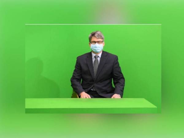 Brian D McFeeters ketika melawat Green Screen Room di Bernama TV pada lawatannya ke Wisma Bernama hari ini. - Foto Bernama