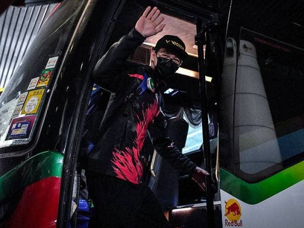 Juara perseorangan lelaki kejohanan badminton All England 2021 Lee Zii Jia melambaikan tangan di Lapangan Terbang Antarabangsa Kuala Lumpur (KLIA) hari ini.