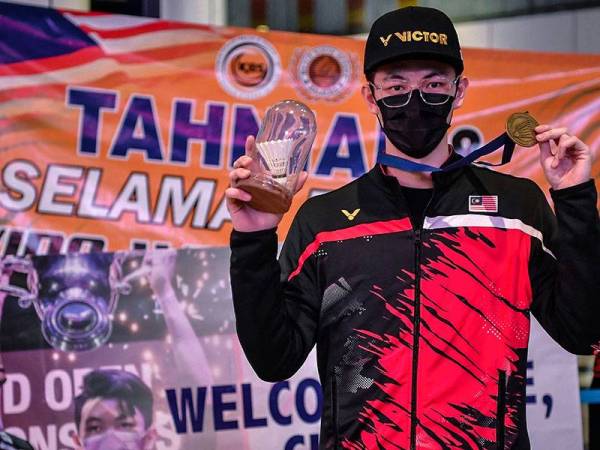 Juara perseorangan lelaki kejohanan badminton All England 2021 Lee Zii Jia menunjukkan pingat kejohanan sejurus tiba di Lapangan Terbang Antarabangsa Kuala Lumpur (KLIA) hari ini.