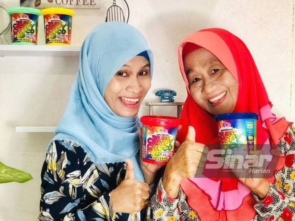 Hanisaf (kanan) bersama Che Azyumi menunjukkan produk Nims.