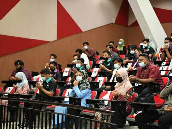 Sebahagian pelajar yang hadir menerima sumbangan pada majlis itu.