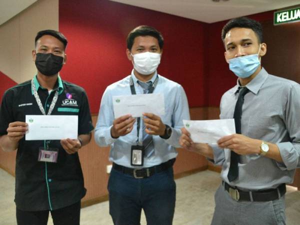 Tiga penerima sumbangan pada Majlis Penyerahan Zakat Korporat RISDA Kepada Pelajar UCAM di Ayer Paabas.
