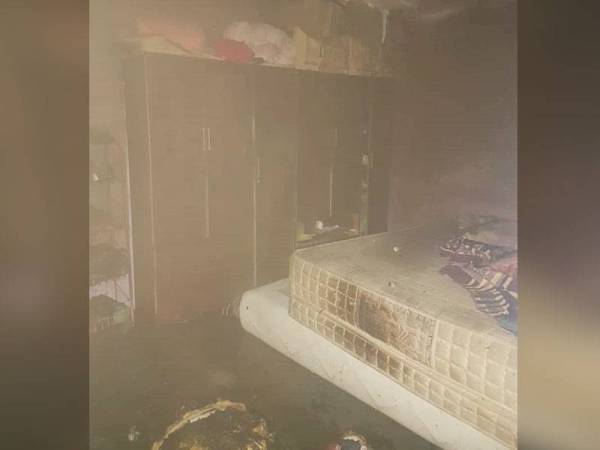 Kebakaran berlaku di dalam bilik sebuah rumah di Taman Tan Sri Manickavasagam, pagi Rabu.