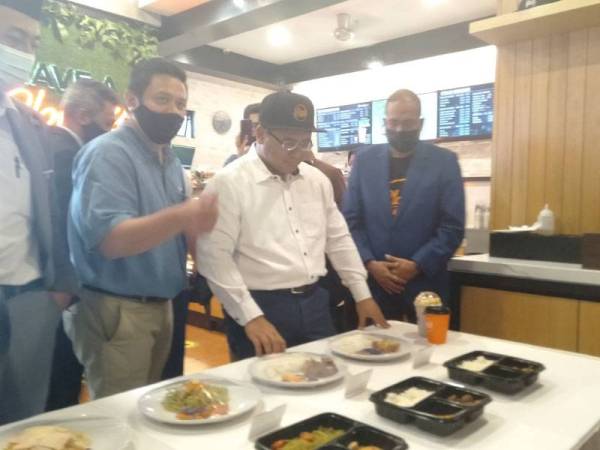 Amirudin (dua dari kanan) meninjau sajian berbuka puasa disediakan Gloria Jean's Coffees sempena bulan Ramadan ini.