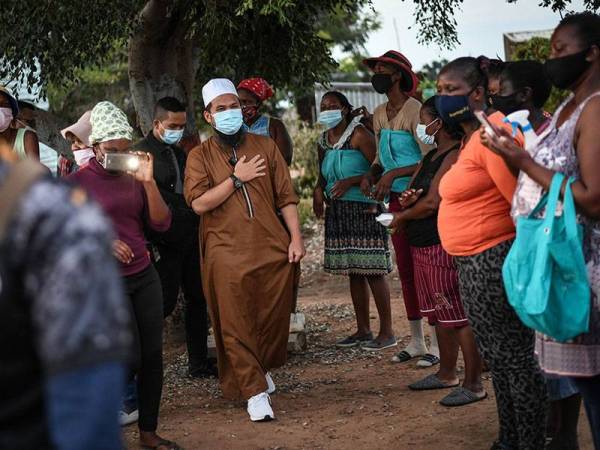 Ebit Lew menyalurkan sumbangan ke negara termiskin dunia. - Foto Facebook Ebit Lew