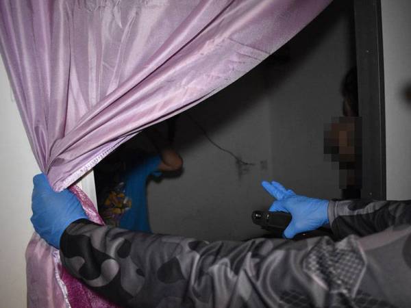 Imigresen Selangor menahan sembilan wanita warga asing dalam serbuan di sebuah premis urut di Subang Jaya, Selangor pada Selasa.