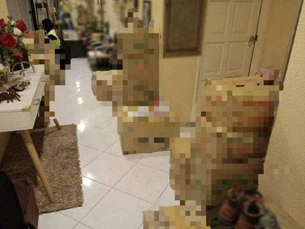 881kg minyak masak pelbagai jenama bernilai RM2,200 yang dirampas dalam serbuan di sebuah kondominium pada Selasa.