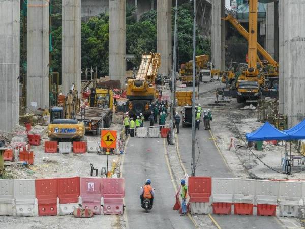 Tinjauan lokasi kejadian komponen kren gantri terjatuh di tapak pembinaan Lebuh Raya Bertingkat SUKE berhampiran Puncak Banyan, Persiaran Alam Damai, Cheras hari ini. Foto Bernama