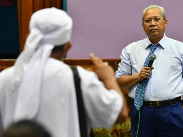 Annuar mendengar pertanyaan seorang penjaja yang terlibat dalam insiden kebakaran melibatkan hampir 50 kedai Pasar Datuk Keramat.
