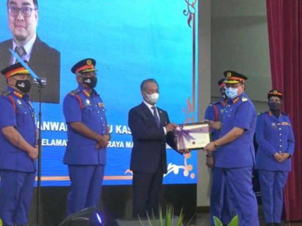 Penyampaian watikah pelantikan oleh Perdana Menteri kepada Khairil Anwar di Ibu Pejabat APM.