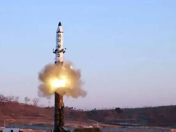 Gambar fail menunjukkan sebuah peluru berpandu balistik jarak jauh dilancarkan di sebuah lokasi di Korea Utara. - Foto AFP