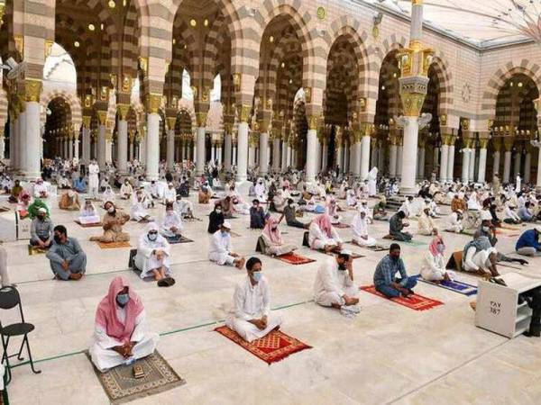 Agensi pengurusan hal ehwal Masjid Nabawi mengedarkan lebih tujuh juta botol air zamzam kepada jemaah dan pengunjung masjid. Gambar hiasan.
