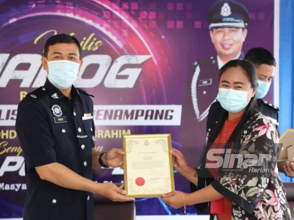 Mohd Haris menyampaikan sijil penghargaan kepada media sempena Majlis Sambutan Hari Polis Ke-214 Peringkat Ibu Pejabat Polis Daerah (IPD) Penampang di IPD Penampang, Penampang.
