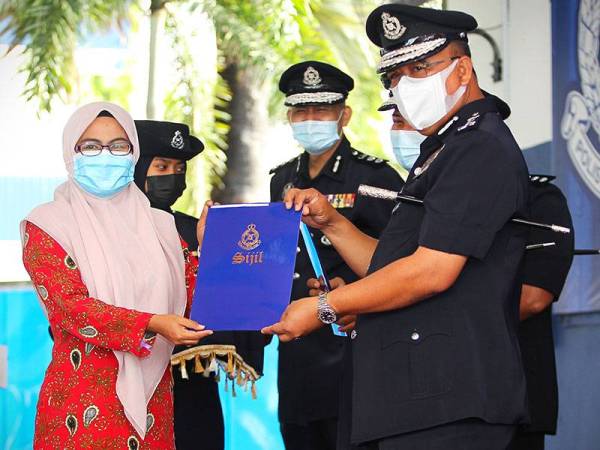 Shafien menyampaikan sijil penghargaan kepada salah seorang pengamal media sempena Sambutan Peringatan Hari Polis ke 214 peringkat Kontinjen Kelantan pada Khamis.