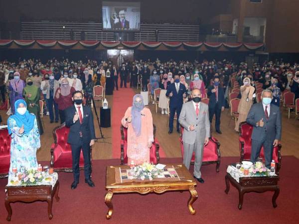 Noraini (tengah) bersama Mohd Shukri (dua kanan) pada majlis pelancaran International Fashion Collection 2021 yang diadakan di MSU. - FOTO ROSLI TALIB