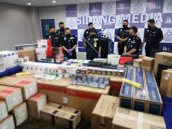 Yong Lei Choo (dua dari kanan) menunjukkan barangan yang dirampas pada sidang media di Ibu Pejabat Polis Daerah Dang Wangi pada Khamis.