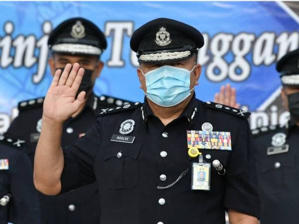 Roslee (tengah) bersama anggotanya melafazkan ikrar pada sambutan Peringatan Hari Polis ke-214, yang diraikan dalam keadaan normal baharu di Ibu Pejabat Polis Kontinjen Terengganu pada Khamis. - Foto Bernama