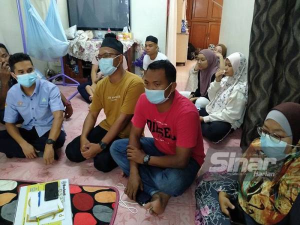 Ahli keluarga mangsa yang ditemui di rumah mereka dekat Taman Orkid Serdang pada Ahad.