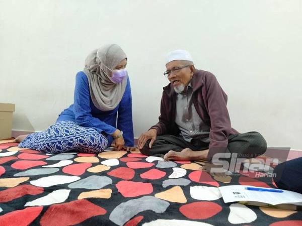 Norsabrina ketika menziarahi Hashim Ariffin di rumahnya dekat Taman Orkid, Serdang pada Ahad.
