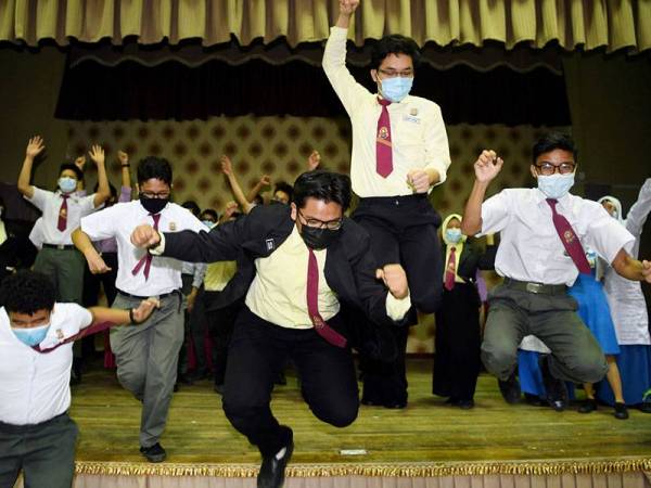 Calon Sijil Pelajaran Malaysia (SPM) 2020 dari Sekolah Menengah Kebangsaan Seremban 2 melompat kegembiraan selepas menduduki kertas akhir SPM di sekolah tersebut hari ini.