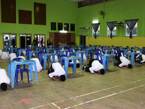 Sebahagian daripada pelajar calon peperiksaan Sijil Pelajaran Malaysia (SPM) Sekolah Menengah Kebangsaan Agama (SMKA) Bukit Padang berdoa selepas selesai peperiksaan di dewan sekolah itu hari ini sebelum ketibaan Timbalan Menteri Pendidikan 1, Muslimin Yahya di sekolah tersebut bagi menghadiri majlis kesyukuran pengurusan peperiksaan SPM 2020 peringkat negeri Sabah.