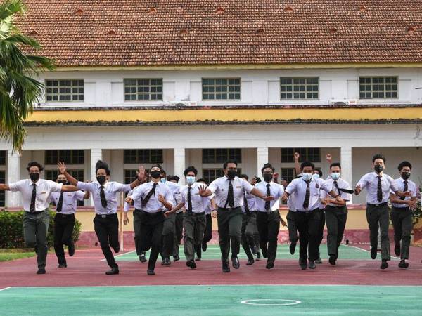 Para pelajar ceria selepas selesai menduduki kertas peperiksaan terakhir hari ini pada Majlis Kesyukuran Pengurusan Peperiksaan Sijil Pelajaran Malaysia (SPM) Tahun 2020 di Kolej Sultan Abdul Hamid di sini.
