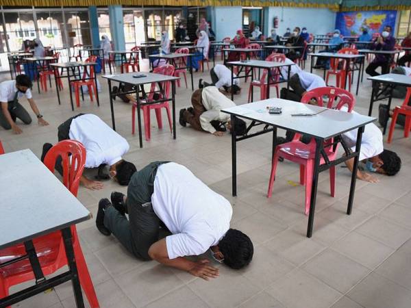 Calon peperiksaan Sijil Pelajaran Malaysia (SPM) 2020 melakukan sujud syukur pada Majlis Kesyukuran Sempena Tamat Peperiksaan SPM 2020 di Sekolah Menengah Kebangsaan (SMK) Sultan Sulaiman hari ini.