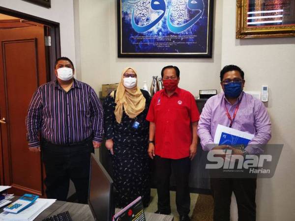 Ahmad Maslan (dua dari kanan) selepas ditemubual wartawan Sinar Harian di Menara Dato Onn, Kuala Lumpur pada Rabu.