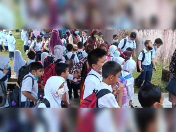 Gambar yang ditularkan di laman sosial pada Khamis yang menunjukkan pelajar di benarkan pulang ke rumah masing-masing disebabkan sekolah berdepan masalah ketiadaan air.