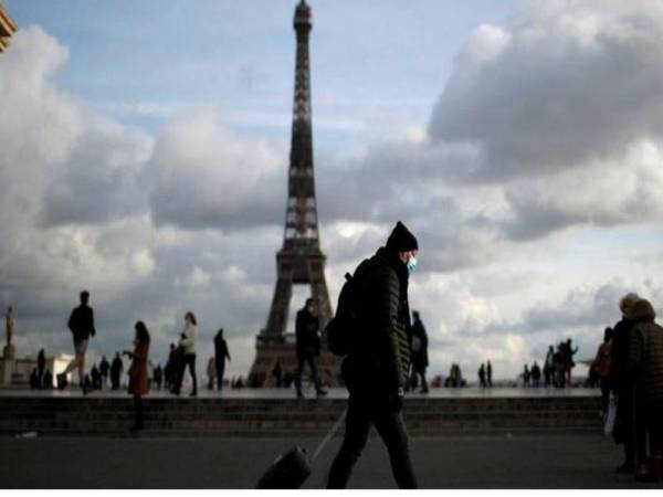 Perancis kenakan sekatan lebih ketat di tiga wilayah berisiko tinggi bagi mengekang penularan Covid-19. - Foto Fail Reuters