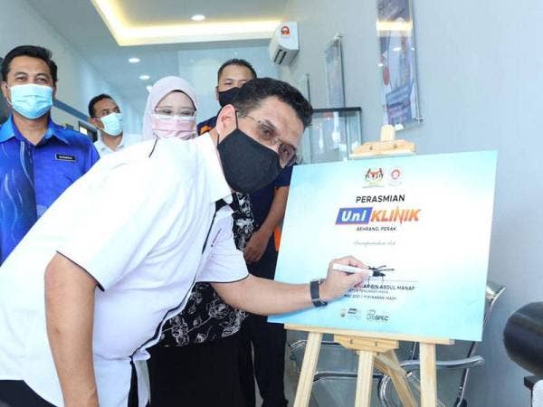 Ketua Pengarah Mara, Datuk Azhar Abdul Manaf menyempurnakan perasmian rangkaian U.n.k Klinik di Behrang pada Khamis.