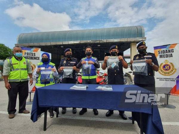 Adenan (dua dari kanan) bersama wakil agensi yang terlibat dengan Ops Tonto menunjukkan alat walkie-talkie yang dirampas.